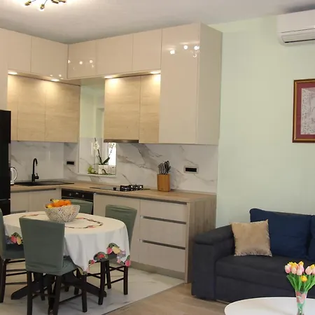 Apartment Beachfront Deluxe Podgora
