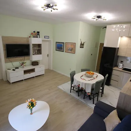 Beachfront Deluxe Apartment *